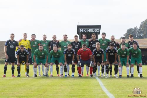 Skupinska fotografija pred pričetkom tekme Hodoš : Mura (18. 10. 2023). Zgornja vrsta: Gaber Dobrovoljc, Klemen Mihelak, Uroš Andrejek, Alen Jančar, Matic Maruško, Tadej Vlaj, Mihajlo Spasojević, Martin Benkič, Leard Sadriu, Iztok Kerčmar, Žiga Kous, Gergy Janos Tòth, Filippo Tripi. Spodnja vrsta: Amadej Maroša, Martin Knaus, Richard Horvath, Roko Jurišić, Sandi Škerlak, Niko Kasalo, Darick Kobie Morris, Renato Škaper in Patrik Bita. Skupinska fotografija pred pričetkom tekme Hodoš : Mura (18. 10. 2023). Zgornja vrsta: Gaber Dobrovoljc, Klemen Mihelak, Uroš Andrejek, Alen Jančar, Matic Maruško, Tadej Vlaj, Mihajlo Spasojević, Martin Benkič, Leard Sadriu, Iztok Kerčmar, Žiga Kous, Gergy Janos Tòth, Filippo Tripi. Spodnja vrsta: Amadej Maroša, Martin Knaus, Richard Horvath, Roko Jurišić, Sandi Škerlak, Niko Kasalo, Darick Kobie Morris, Renato Škaper in Patrik Bita.