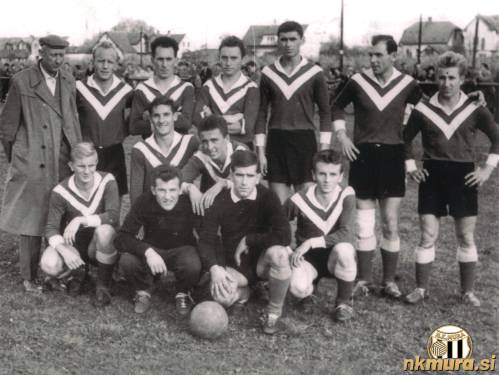 Nogometaši Sobote na tekmi proti Kladivarju (23. oktober 1960). Stojijo od leve: Zelko (trener), L. Norčič, Drvarič, J. Norčič, Dozet, Skalar, Sečko. Čepijo: Potočnik, Šarotar, Morčič, Miloševič, Vrdjuka in Maučec. Nogometaši Sobote na tekmi proti Kladivarju (23. oktober 1960). Stojijo od leve: Zelko (trener), L. Norčič, Drvarič, J. Norčič, Dozet, Skalar, Sečko. Čepijo: Potočnik, Šarotar, Morčič, Miloševič, Vrdjuka in Maučec.