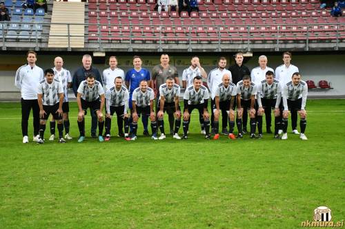 Veterani Mure. Stojijo od leve: Matej Mešič, Robert Belec, Feri Cifer, Darjan Slavic, Dragan Miličevič, Tadej Jančar, Sebastjan Rajnar, Duško Vickovič, Vinko Buzeti, Danijel Škrbić. Čepijo od leve: Jožef Kokaš, Iztok Kerčmar, Denis Kežmah, Srečko Kovačec, Goran Logar, Franc Krančič, Drago Car, Zdenko Merič, Štefan Horvat, Dejan Vrečič. Manjkajo Goran Gutalj, Ervin Kutoš in Blaž Kous. Veterani Mure. Stojijo od leve: Matej Mešič, Robert Belec, Feri Cifer, Darjan Slavic, Dragan Miličevič, Tadej Jančar, Sebastjan Rajnar, Duško Vickovič, Vinko Buzeti, Danijel Škrbić. Čepijo od leve: Jožef Kokaš, Iztok Kerčmar, Denis Kežmah, Srečko Kovačec, Goran Logar, Franc Krančič, Drago Car, Zdenko Merič, Štefan Horvat, Dejan Vrečič. Manjkajo Goran Gutalj, Ervin Kutoš in Blaž Kous.