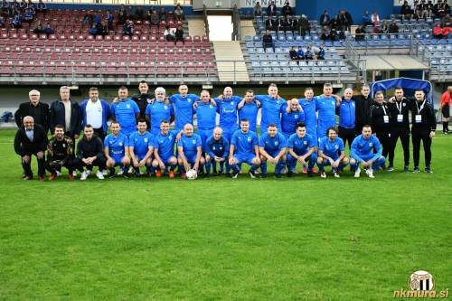 Veterani Nafte. Stojijo od leve: Ivan Oletič, Ivan Oberstar, Arpad Horvat, Zlatko Herceg, Safet Jahić, Janos Meszelics, Grega Pleh, Slavko Režonja, Boštjan Zemljič, Luka Murk, Emil Pal, Leon Horvat, Marjan Drvarič, Dean Novak, Bojan Bertalanič, Duško Vickovič, Saša Pahor, Denis Karakatič, Mario Pal.
Čepijo od leve: Andrej Pečelin, Peter Pečelin, Vedran Vinko, Borut Gerenčer, Leon Šooš, Gregor Bunc, Ladislav Šabjan, Gojko Lukič, Roland Polareczki, Laszlo Horvath, Julijan Lebar, Tine Pečelin, Nikolaj Biro. Veterani Nafte. Stojijo od leve: Ivan Oletič, Ivan Oberstar, Arpad Horvat, Zlatko Herceg, Safet Jahić, Janos Meszelics, Grega Pleh, Slavko Režonja, Boštjan Zemljič, Luka Murk, Emil Pal, Leon Horvat, Marjan Drvarič, Dean Novak, Bojan Bertalanič, Duško Vickovič, Saša Pahor, Denis Karakatič, Mario Pal.
Čepijo od leve: Andrej Pečelin, Peter Pečelin, Vedran Vinko, Borut Gerenčer, Leon Šooš, Gregor Bunc, Ladislav Šabjan, Gojko Lukič, Roland Polareczki, Laszlo Horvath, Julijan Lebar, Tine Pečelin, Nikolaj Biro.