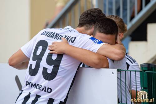 Dardan Shabanhaxhaj objema enega izmed simpatizerjem Mure. Dardan Shabanhaxhaj objema enega izmed simpatizerjem Mure.