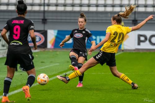 Dvakratna asistentka Špela Kolbl. Ob njej je Špela Gerbec. Akcijo opazuje Josilene De Jesus Matos.