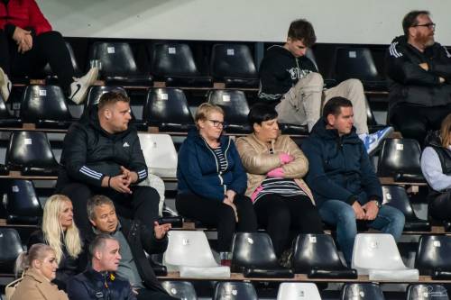 Tekmo si je ogledalo okrog 100 gledalcev.