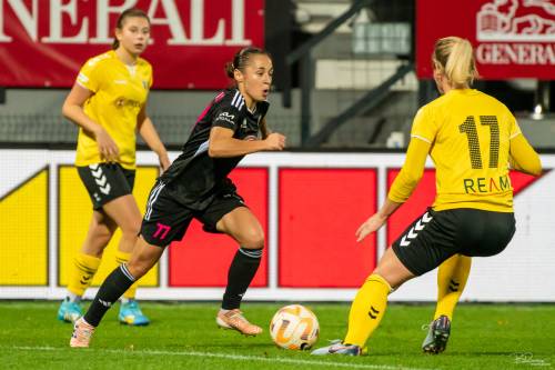 Dvakratna strelka Yana Malakhova. Ob njej je Karmen Ulbin.