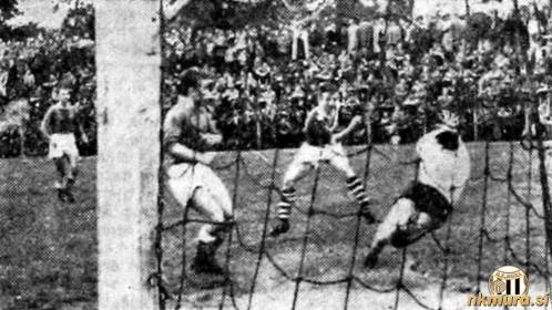 Maribor : Sobota (14. maj 1961). 25. minuta tekme Maribor : Sobota je bila menda odločilna. Na fotografiji vidimo Maučeca (v sredini), kako je ušel Keku in takoj ostro streljal. Eferl se je pognal z vso močjo, toda žoga je odšla meter čez vratnico. Maribor : Sobota (14. maj 1961). 25. minuta tekme Maribor : Sobota je bila menda odločilna. Na fotografiji vidimo Maučeca (v sredini), kako je ušel Keku in takoj ostro streljal. Eferl se je pognal z vso močjo, toda žoga je odšla meter čez vratnico.