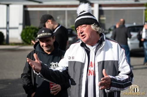 Na postajališču. Na postajališču.