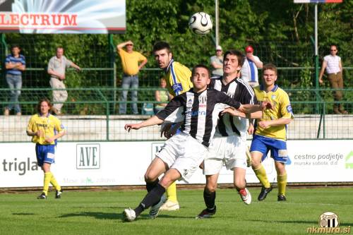 Za žogo se borita Miran Bencik in Branislav Škara. Za žogo se borita Miran Bencik in Branislav Škara.