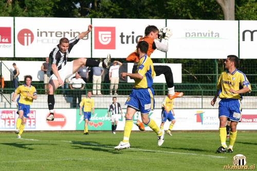 Vratar Šenčurja Dejan Curanović je bil hitrejši od Denisa Žilavca. Vratar Šenčurja Dejan Curanović je bil hitrejši od Denisa Žilavca.