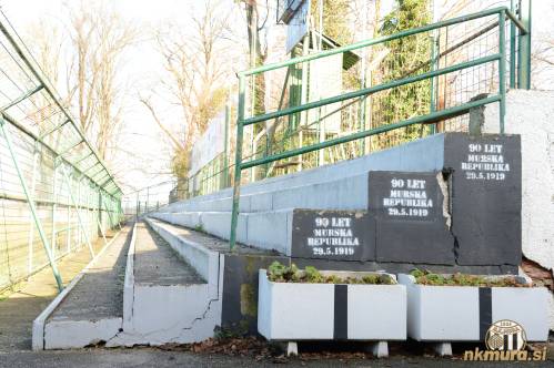 Pogled na nekdanjo vzhodno tribuno. Pogled na nekdanjo vzhodno tribuno.