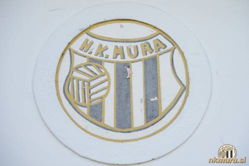 Grb NK Mure na stavbi. Z njim se istoveti tudi NK Mura skozi čas. Grb NK Mure na stavbi. Z njim se istoveti tudi NK Mura skozi čas.