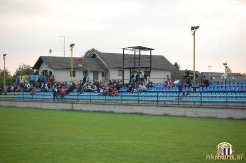 Pogled na tribuno v Šenčurju. Pogled na tribuno v Šenčurju.