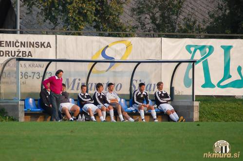 Pogled na Murino klop. Trener Primož Gliha in rezervni igralci Simon Pavel, Damjan Bohar, Boštjan Kamnik, Blaž Puc in Martin Pregelj. Pogled na Murino klop. Trener Primož Gliha in rezervni igralci Simon Pavel, Damjan Bohar, Boštjan Kamnik, Blaž Puc in Martin Pregelj.