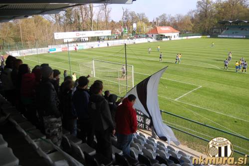 Pogled na tekmo s severne tribune. Pogled na tekmo s severne tribune.