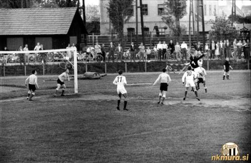 Situacija pred vrati Sobote. Vratar Vrdjuka posreduje pri strelu igralcev Kovinarja. Situacija pred vrati Sobote. Vratar Vrdjuka posreduje pri strelu igralcev Kovinarja.