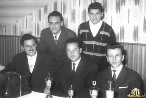 Peterica nagrajencev. Stojita od leve: Oto Žunec (atlet) in Karel Glažar. Sedijo: Miro Steržaj (kegljanje), Evgen Titan (košarkar in atlet) in Franc Maučec.