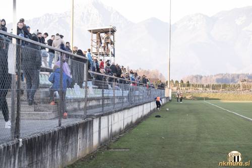 Pogled na tribuno z gledalci. Pogled na tribuno z gledalci.