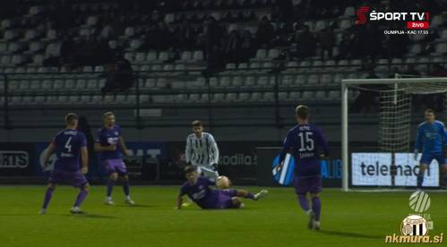 V 71. minuti tekme je Sven Šoštarič Karič igral z roko v svojem kazenskem prostoru, sodniška piščalka pa je ostala nema. V 71. minuti tekme je Sven Šoštarič Karič igral z roko v svojem kazenskem prostoru, sodniška piščalka pa je ostala nema.