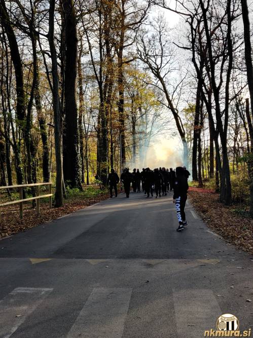 Prihod Black Gringosov proti stadionu. Prihod Black Gringosov proti stadionu.