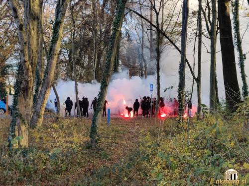 Pirotehnični vložek pred glavnim vhodom. Pirotehnični vložek pred glavnim vhodom.