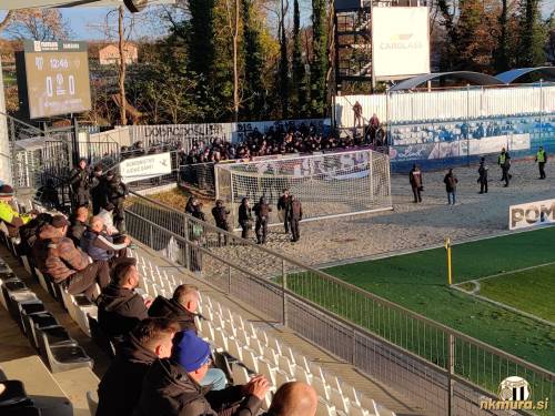 Viole sprva niso želele v prostor za gostujoče navijače. Po posredovanju policije in varnostnikov so nato to vseeno storile. Viole sprva niso želele v prostor za gostujoče navijače. Po posredovanju policije in varnostnikov so nato to vseeno storile.