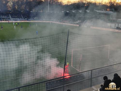 Gringosi so odvrgli baklo na igrišče s čimer bodo klubu pridelali novo kazen. Gringosi so odvrgli baklo na igrišče s čimer bodo klubu pridelali novo kazen.