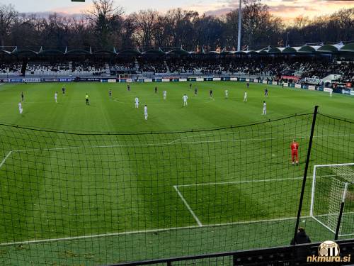 Igralci čakajo na pričetek drugega polčasa. Igralci čakajo na pričetek drugega polčasa.