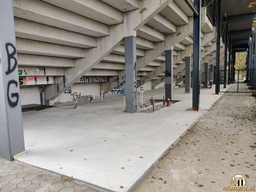 Gramoz pod severno tribuno je zamenjala betonska plošča. Gramoz pod severno tribuno je zamenjala betonska plošča.