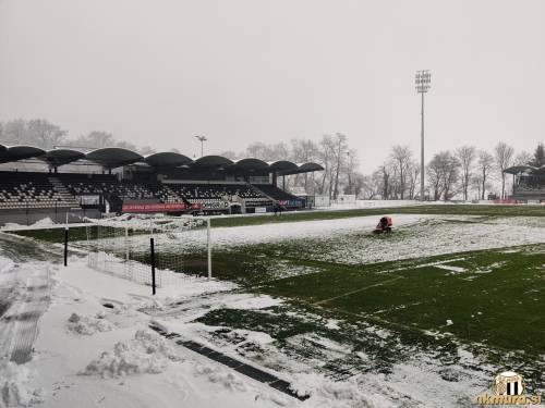 Odtranjevanje snega z igrišča. Odtranjevanje snega z igrišča.