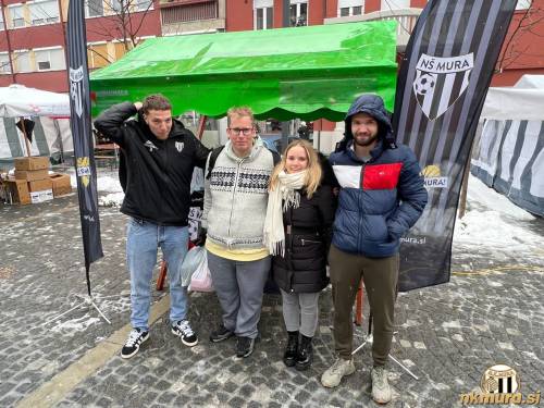 Kai Cipot (levo) in Klemen Pucko (desno) z obiskovalcema na Miklošovon senji. Kai Cipot (levo) in Klemen Pucko (desno) z obiskovalcema na Miklošovon senji.