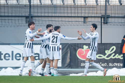 Veselje ob prvem Murinem zadetku. Od leve: Tripi, Shabanhaxhaj, Cottrell, Ščernjavič in Jovićević . Veselje ob prvem Murinem zadetku. Od leve: Tripi, Shabanhaxhaj, Cottrell, Ščernjavič in Jovićević .