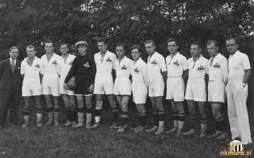Nogometaši Mure, jesenski prvaki II. razreda mariborskega okrožja. Od leve: Josip Turk (referent Mure), Lali Turk, Turk III, Štefan Čagran, Josip Kos, Nikolaj Horvat, Josip Videnšek, Geza Vogrinčič, Ivan Debelak, Evgen Kardoš, Ivo Kardoš, Anton Novak in Peterka