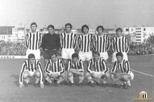 Nogometaši Mure na stadionu Kranjčevičeva na tekmi II. zvezne lige proti NK Zagrebu. Stojijo od leve: Kopač, Cirkvenčič, Glažar, Gavrilovič, Posavec, Husar. Čepijo: Binkovski, Kranjc, Košak, Pintarič in Horvat.