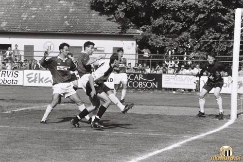 Marijan Bakula pred vrati Olimpije. Fotografija je s tekme Mura : Olimpija (15. maj 1994). Marijan Bakula pred vrati Olimpije. Fotografija je s tekme Mura : Olimpija (15. maj 1994).