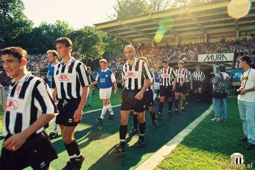 Prihod igralcev Mure in Lyngbyja na igrišče. Muraši od leve: Vladimir Kokol, Simon Dvoršak, Marijan Bakula, Nebojša Vučičević (skrit za Bakulo), Alen Ščulac, Štefan Škaper, Danijel Brezič in Franc Cifer. Skrajno desno je fotograf Aleš Cipot. Prihod igralcev Mure in Lyngbyja na igrišče. Muraši od leve: Vladimir Kokol, Simon Dvoršak, Marijan Bakula, Nebojša Vučičević (skrit za Bakulo), Alen Ščulac, Štefan Škaper, Danijel Brezič in Franc Cifer. Skrajno desno je fotograf Aleš Cipot.