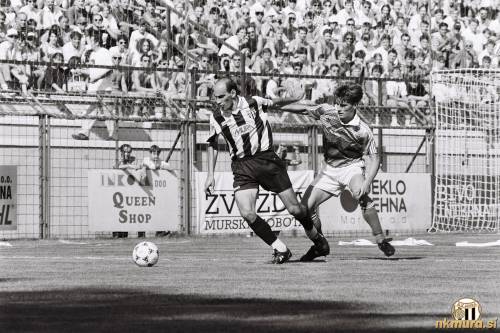 Marijan Bakula na tekmi Mura : Žalgiris (24. avgust 1995). Marijan Bakula na tekmi Mura : Žalgiris (24. avgust 1995).