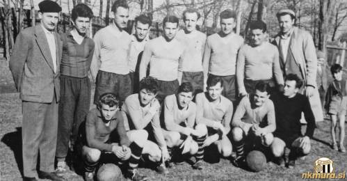 Ekipa soboškega Grafičarja s trenerjem Slavkom Svatino, ki stoji v zgornji vrsti skrajno desno. Vratar Geza Fujs čepi prvi z leve. Bralce prosimo za razpoznavanje oseb.