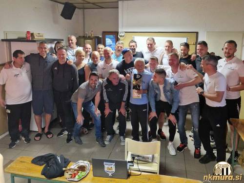 Nekdanji vratar Mure Geza Fujs (v sredini) tudi pri osemdesetih ne zamudi nobene tekme Mure. Takole je v družbi prijateljev iz ŠD Černelavci praznoval 80 let.