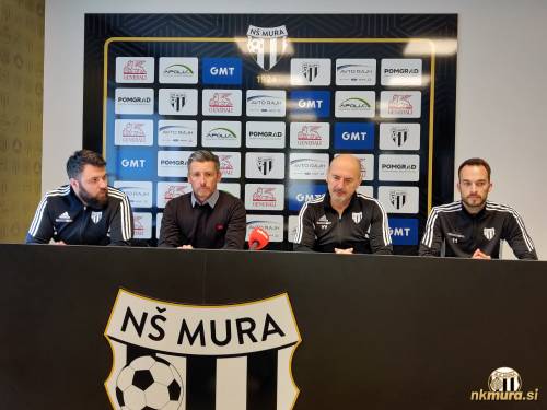 Novinarska konferenca. Od leve: Smiljan Kuhar (predstavnik za medije), Robert Koren (športni direktor), Vladimir Vermezović (trener), Žiga Kous (kapetan ekipe). Novinarska konferenca. Od leve: Smiljan Kuhar (predstavnik za medije), Robert Koren (športni direktor), Vladimir Vermezović (trener), Žiga Kous (kapetan ekipe).