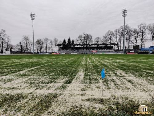 Glavno igrišče je popeskano. Glavno igrišče je popeskano.