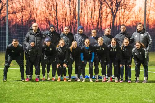 Stojijo: Dejan Škerlak (tehnični vodja), Hana Serec, Asja Cvetkovič, Evelina Kos, Neli Hofman, Teja Truntič, Domen Kotnjek (pomočnik trenerja), Robert Berendijaš (pomočnik trenerja). Čepijo: Vladimir Kokol (trener), Špela Kolbl, Lucija Kos, Živa Rakovec, Iva Kocijan, Yana Malakhova, Lea Dolinar, Neža Hrga, Lana Jakšič, Ana Marija Kršljin Stojič. Manjkata na prvem treningu: Noelle Vilčnik in Kristine Gornela Anna. Stojijo: Dejan Škerlak (tehnični vodja), Hana Serec, Asja Cvetkovič, Evelina Kos, Neli Hofman, Teja Truntič, Domen Kotnjek (pomočnik trenerja), Robert Berendijaš (pomočnik trenerja). Čepijo: Vladimir Kokol (trener), Špela Kolbl, Lucija Kos, Živa Rakovec, Iva Kocijan, Yana Malakhova, Lea Dolinar, Neža Hrga, Lana Jakšič, Ana Marija Kršljin Stojič. Manjkata na prvem treningu: Noelle Vilčnik in Kristine Gornela Anna.