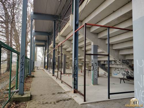 Železna konstrukcija pod severno tribuno.