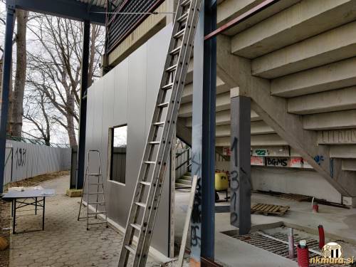 Na železno konstrukcijo pritrjene panelne plošče.