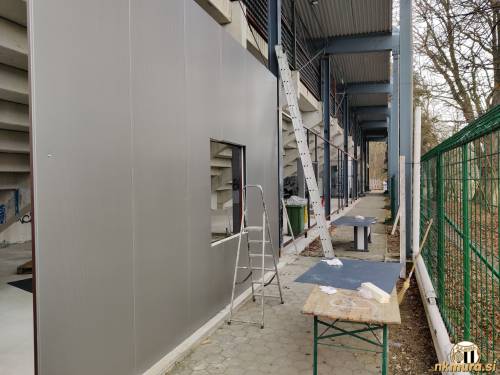 Pod severno tribuno.