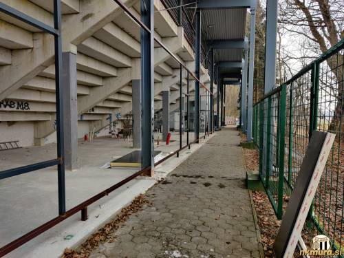 Pod severno tribuno nastajajo novi prostori.