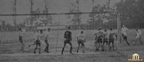 Pred vrati Sobote pri rezultatu 2:1. V vratih je vratar Vrdjuka.