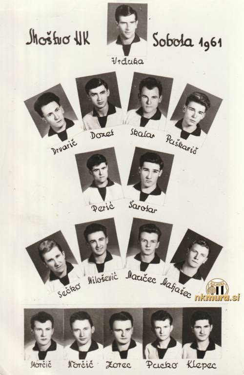 Nogometaši Sobote leta 1961 v sistemu 4-2-4. Fotografija je bila dolga leta simbol zgradbe nekdanjih slačilnic ob kopališču. Nogometaši Sobote leta 1961 v sistemu 4-2-4. Fotografija je bila dolga leta simbol zgradbe nekdanjih slačilnic ob kopališču.