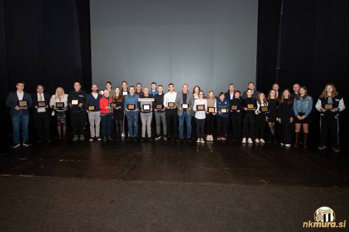 Skupinska fotografija prejemnikov priznanj. Skupinska fotografija prejemnikov priznanj.