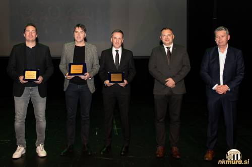 Poslovni direktor Mure Aleš Kegelj (v sredini) je prejel priznanja za 2. mesto v kategoriji Najboljše moške športne ekipe v Mestni občini Murska Sobota v letu 2023 med kolektivnimi športi. Poslovni direktor Mure Aleš Kegelj (v sredini) je prejel priznanja za 2. mesto v kategoriji Najboljše moške športne ekipe v Mestni občini Murska Sobota v letu 2023 med kolektivnimi športi.