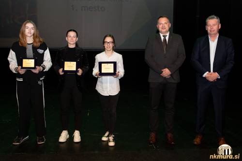 Najboljše športnice. Od leve Hana Bedernjak, Špela Kolbl in Urška Martinec v družbi župana Damjan Anželja in predsednika športne zveze Andreja Gombošija. Najboljše športnice. Od leve Hana Bedernjak, Špela Kolbl in Urška Martinec v družbi župana Damjan Anželja in predsednika športne zveze Andreja Gombošija.