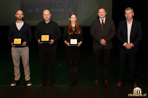 Član upravnega odbora NŠ Mura Simon Jakšič (drugi z leve) prejema priznanje v kategoriji Najboljše ženske športne ekipe v Mestni občini Murska Sobota v letu 2023 med kolektivnimi športi. Član upravnega odbora NŠ Mura Simon Jakšič (drugi z leve) prejema priznanje v kategoriji Najboljše ženske športne ekipe v Mestni občini Murska Sobota v letu 2023 med kolektivnimi športi.